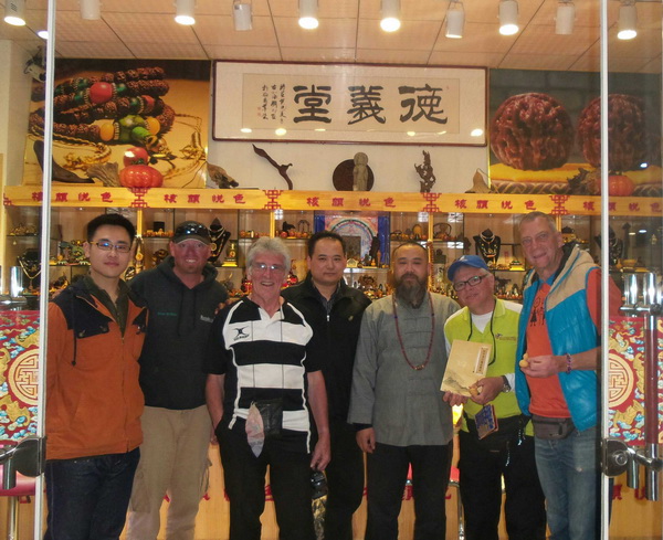英國(guó)采訪團(tuán)來(lái)濰坊與張老師學(xué)習(xí)核雕0