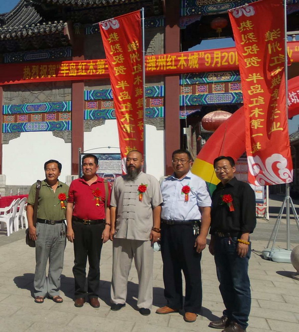 濰坊奇石協(xié)會(huì)會(huì)長(zhǎng)與副會(huì)長(zhǎng)，秘書長(zhǎng)，理事合影留念