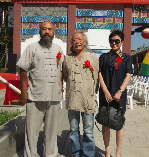左核雕大師核雕界領(lǐng)軍人物張溫和老師，右指畫(huà)大師李冰奇老師111