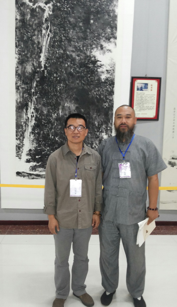 左濰坊市青年美術家協(xié)會新會長孫國強老師，右核雕界領軍人物，核...